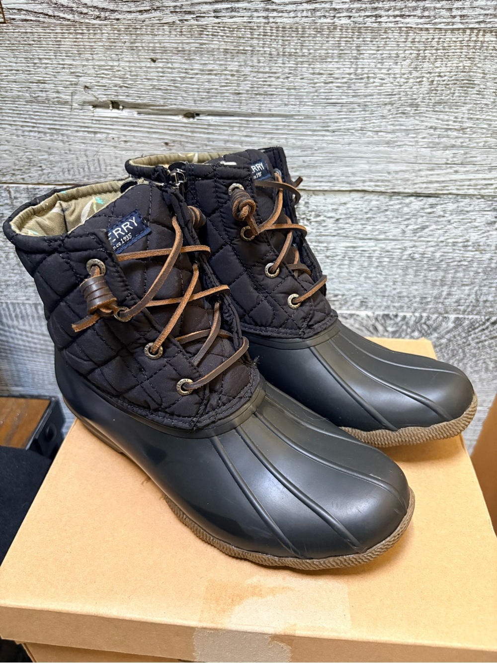 Sperry | Saltwater Waterproof Quilted Duck Ankle Boots - Women's 7, Black/Tan